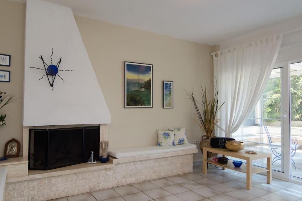 Wonderful House With Private Garden Villa Flogita Bagian luar foto