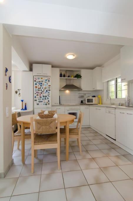 Wonderful House With Private Garden Villa Flogita Bagian luar foto