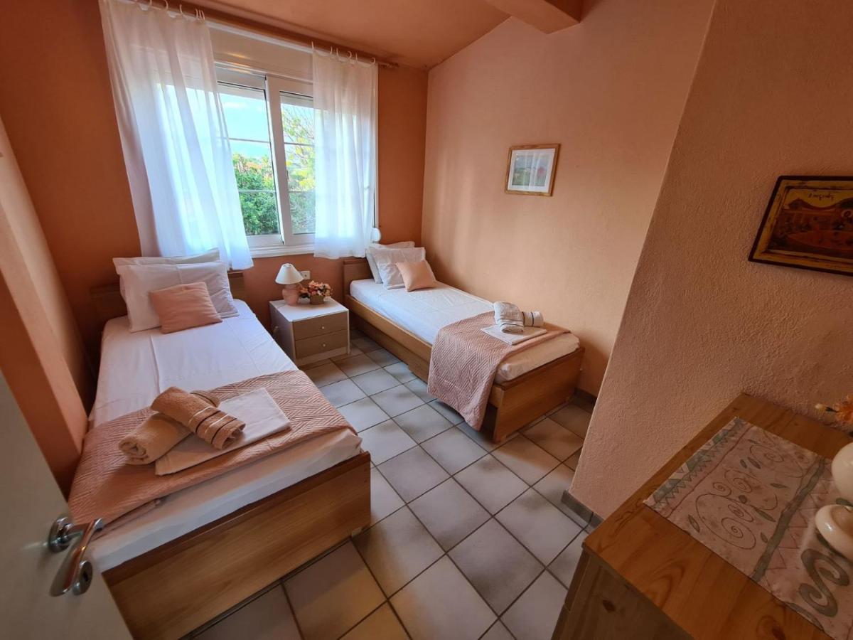 Wonderful House With Private Garden Villa Flogita Bagian luar foto